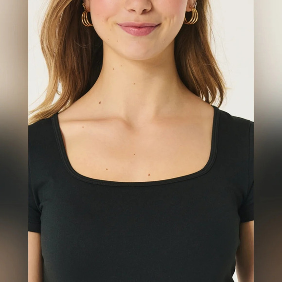 Hollister-[L]SOFT  STRETCH SEAMLESS FABRIC SQUARE NECK BABY TEE - Picture 3 of 5